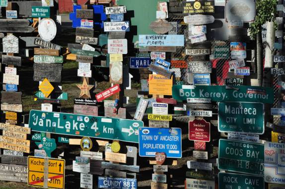 A famosa Sign Post Forest, em Watson Lake, pequena cidade na Alaska Highway, no Yukon Territory, no Canadá